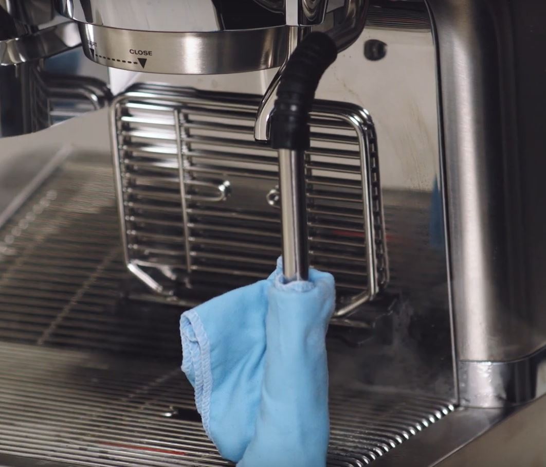 Nettoyer la buse vapeur de la machine espresso